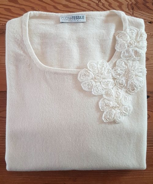 Girocollo Profondo Con Applicazioni. Puro Cashmere