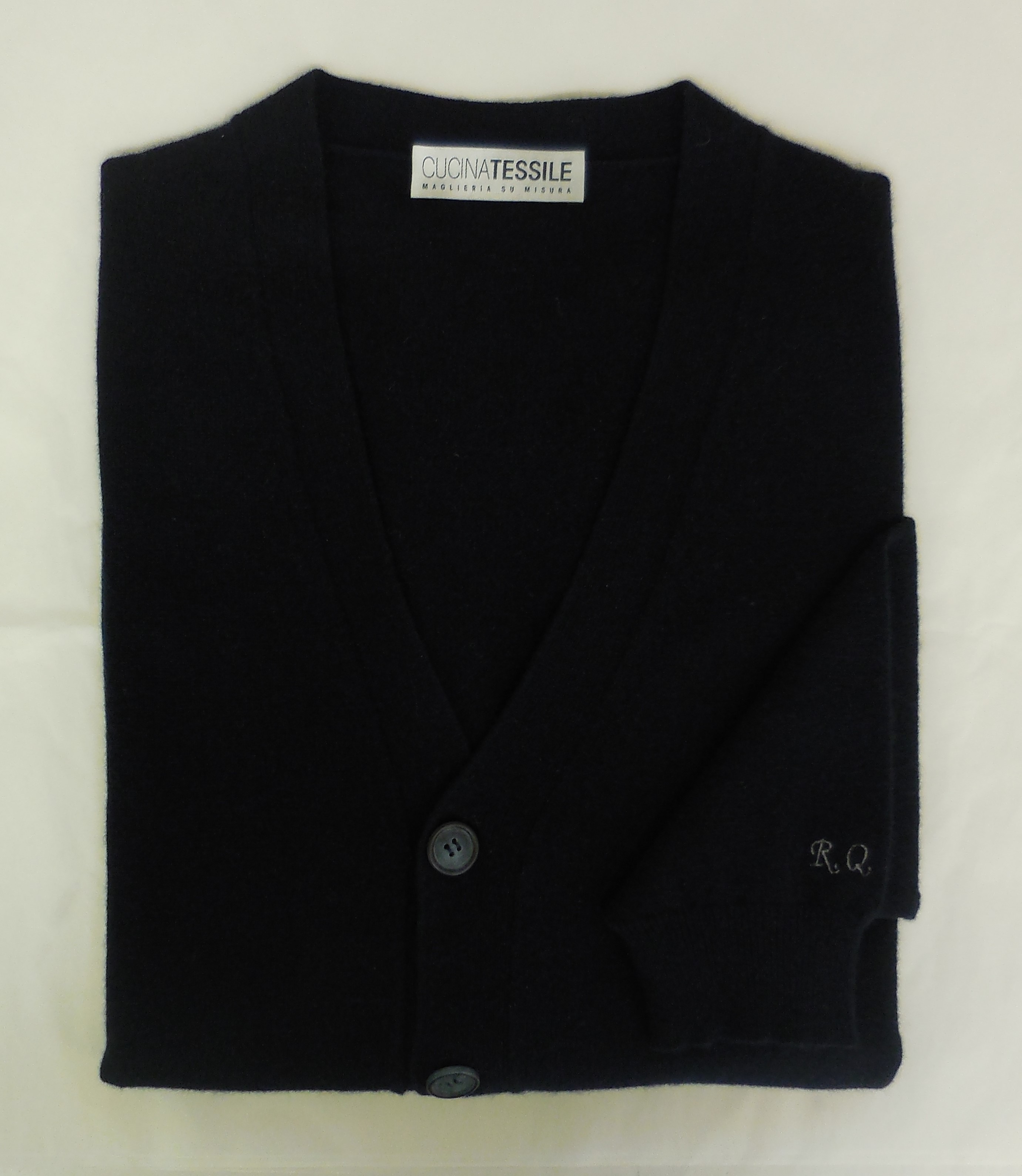 Cardigan uomo con iniziali polso